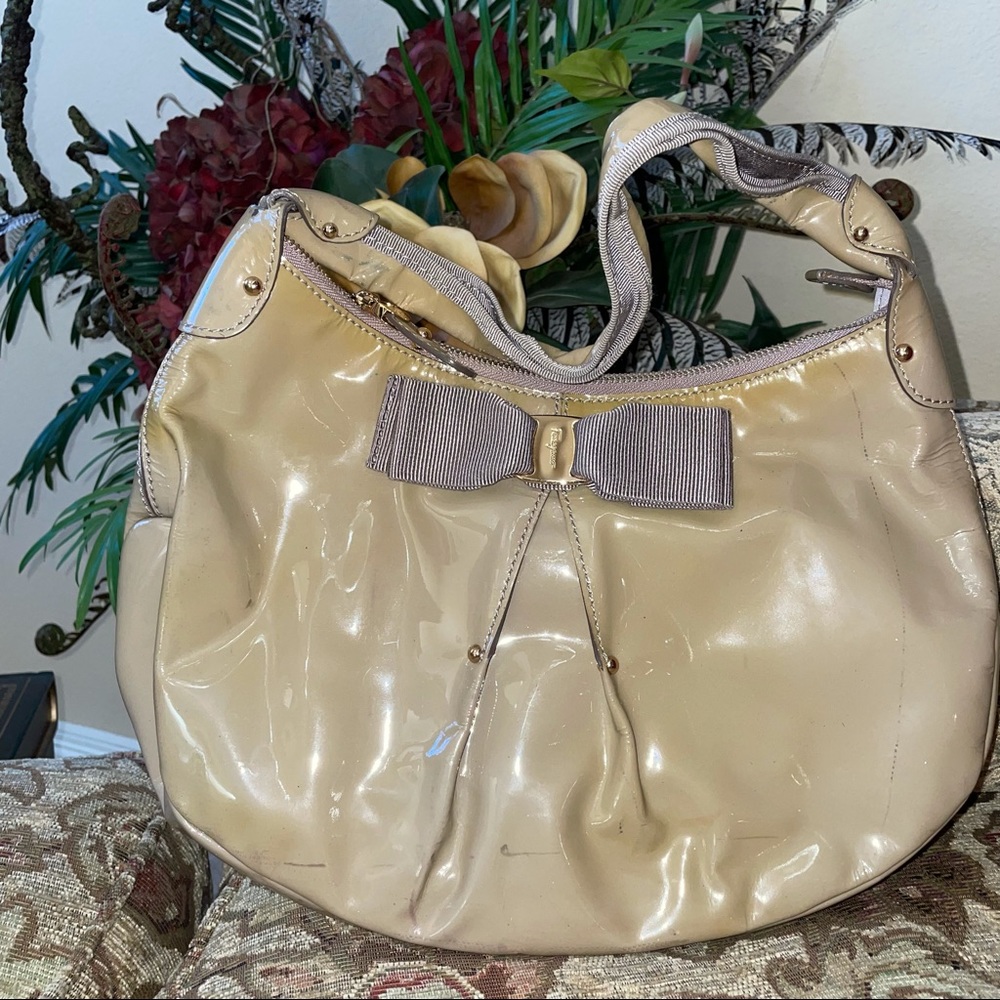 Vintage Salvatore Ferragamo VARA BOW Beige Patent Leather Hobo Handbag